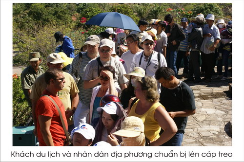Khách du lịch và nhân dân địa phương chuẩn bị lên cáp treo